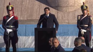 El gobernador de Santa Fe, Maximiliano Pullaro, le reclamó al presidente Javier Milei federalismo para el desarrollo del interior.&nbsp;