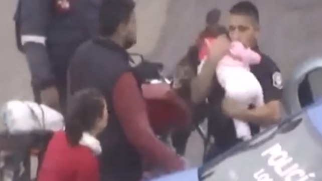 El video del momento que un policía hace RCP a una beba y le salva la vida