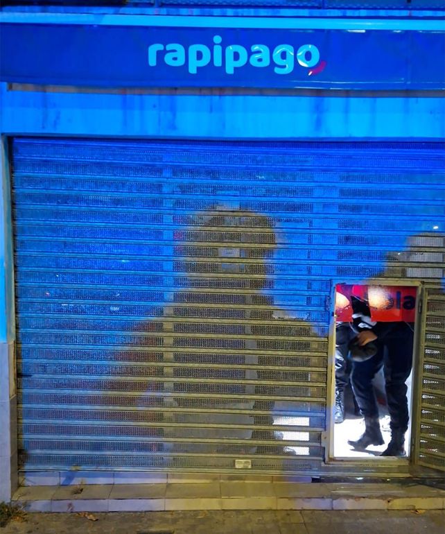 La Policía trabaja en el local de Rapipago que fue asaltado este martes a la madrugada