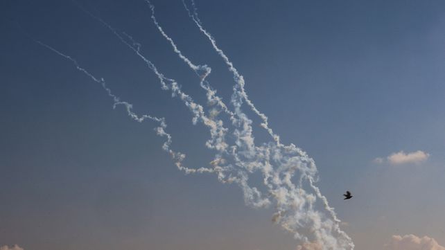 Palestinos de Gaza esperan ayuda en medio de hostilidades entre Israel y Hamas