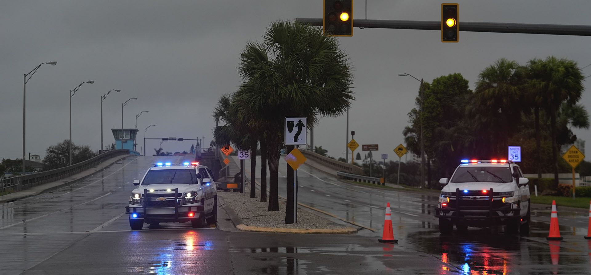 La policía bloquea un puente que conduce a la isla barrera de St. Pete Beach, Florida, antes de la llegada del huracán Milton, en South Pasadena, Florida, el miércoles 9 de octubre de 2024. (Foto AP/Rebecca Blackwell) La policía bloquea un puente que conduce a la isla barrera de St. Pete Beach, Florida, antes de la llegada del huracán Milton, en South Pasadena, Florida, el miércoles 9 de octubre de 2024. (Foto AP/Rebecca Blackwell)