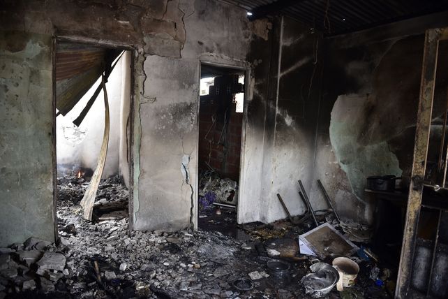 La casa de uno de los sospechosos fue incendiada por allegados a las víctimas del fatal ataque a tiros.
