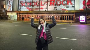 Eugenia Castañeira en calle Corrientes palpitando su debut en la obra musical School of rock.