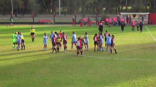 El saludo de las jugadoras de Newells y de Belgrano. Ganaron las piratas por la mínima en Bella Vista.