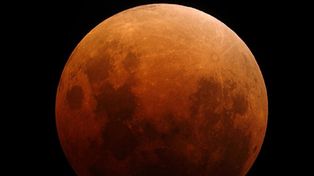 La luna se verá rojiza este martes a la madrugada en todo el país