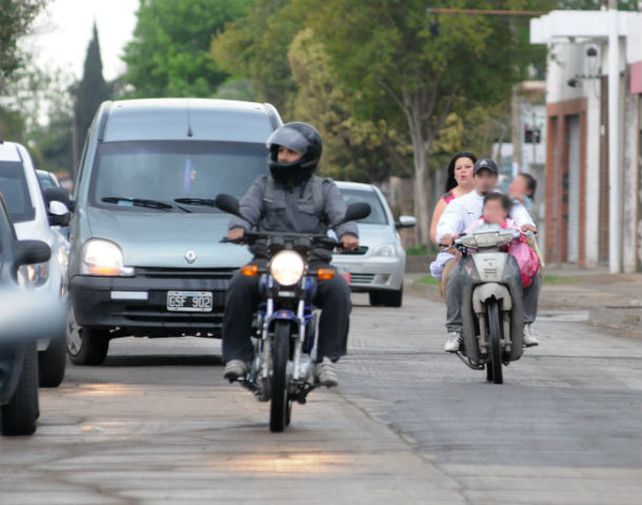 Es común ver motociclistas respetuosos junto a irresponsables como esta pareja sin casco y con sus dos hijos. (Foto: V. Benedetto)