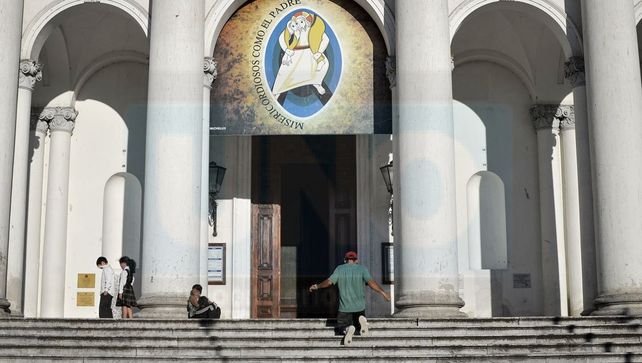 Reparar el daño. En el fuero civil se iniciará un reclamo de indemnización contra el clero local.