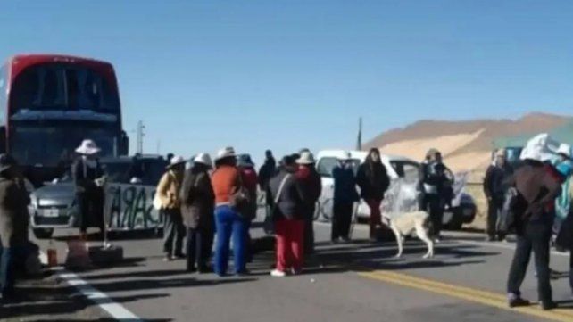 Este martes la Dirección General de Asuntos Jurídicos del Ministerio de Salud en Jujuy radicó una denuncia luego de que una turista muriera tras sufrir una descompensación arriba de un micro que quedó varado por un corte de ruta. El gobernador y precandidato a vicepresidente