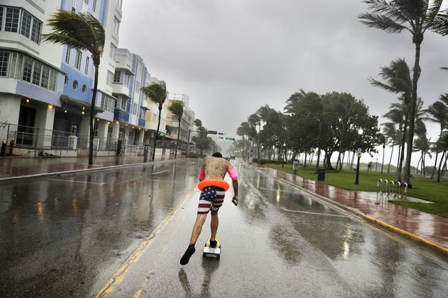 Avenida. El floridano Funky Matas corre con su skate a lo largo de South Beach