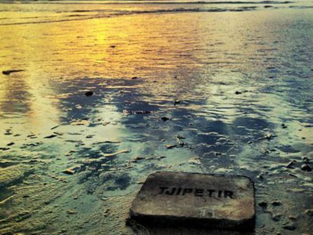 El misterio de las tablillas que están apareciendo en las playas de Europa