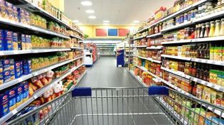 Un comerciante puso carteles en las góndolas para avisar sobre los aumentos