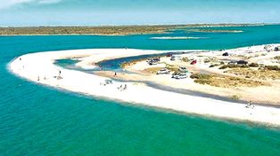 Cerca de 1200 kilómetros separan a la ciudad de Rosario de las playas de Punta Perdices.