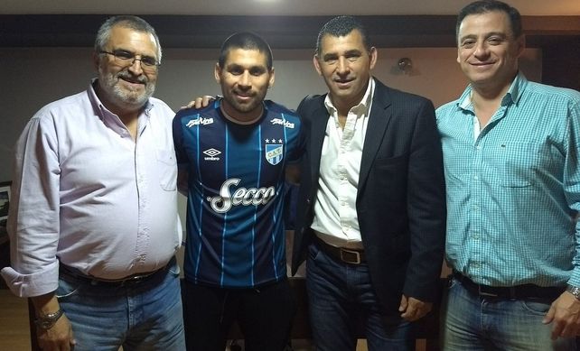 Oficial. Cristian Villagra firmó contrato y ya se calzó la camiseta de Atlético Tucumán.&nbsp;