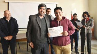 El rector de la UNER, Andrés Sabella, y el intendente de Villaguay, Adrián Fuertes encabezaron el acto de entrega de certificados del Programa Ciudadanía y Territorio