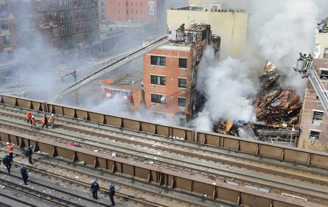 Horas después del estruendo una densa humareda seguía erigiéndose en el sitio donde estaban los edificios.