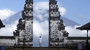 Unos 75.000 evacuados en Bali ante la inminente erupción del volcán Agung