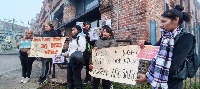 Madres de alumnos del Jardín de Infantes 261 Paulo Freire fueron a protestar el viernes 12 de junio de 2026 a la puerta de la sede rosarina del Ministerio de Educación de Santa Fe.
