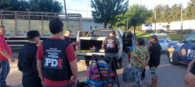 La camioneta a la que se le quemó una óptica y fue intercepetada por la policía.