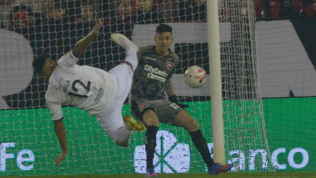 Ábila no llega a conectar, aunque estaba en offside. El nueve preocupó.