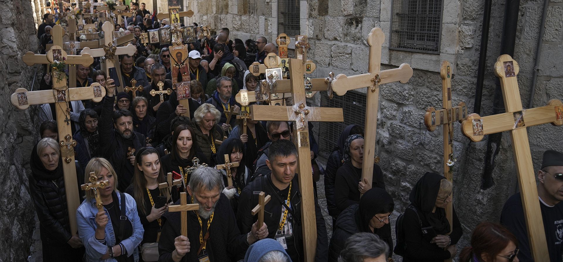 Fieles cristianos ortodoxos llevan cruces durante la procesión del Viernes Santo en la Ciudad Vieja de Jerusalén, el viernes 14 de abril de 2023. Unos 300 millones de cristianos ortodoxos de todo el mundo celebrarán el domingo 16 de abril, la fiesta religiosa más importante del calendario cristiano ortodoxo. (Foto AP/Mahmoud Illean)