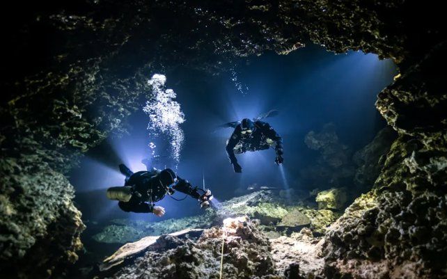 Tying In de SJ Alice Bennett (México), tomada en Cenote Mayan Blue, México.