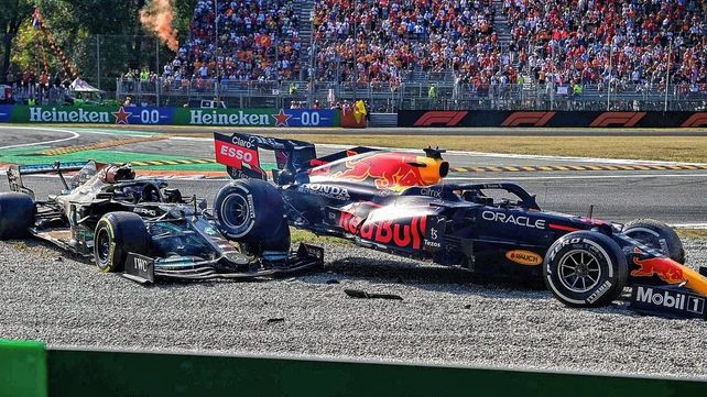 El accidente entre Verstappen y Hamilton le dejó el triunfo a Ricciardo en el GP de Monza. 