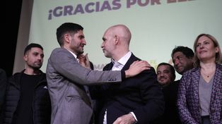 Pullaro, protagonista de una victoria contundente, es saludado por Rodríguez Larreta.