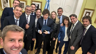 Durante el cónclave con diputados radicales y parte de su gabinete, Milei ratificó que impulsará la ficha limpia.
