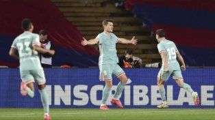 Julián Álvarez festeja con el noruego Alexander Sørloth el gol del empate ante el Barcelona.