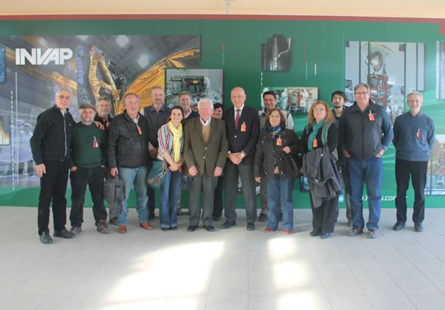 El gobernador con autoridades de Invap durante la visita a la planta.