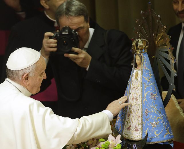 Inspirador. Francisco acaricia una imagen de la Virgen en el cierre del congreso Scholas