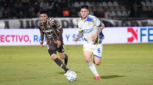 Franco Ibarra gana el duelo en el partido contra Platense. Central quiere que los tres puntos queden en Arroyito.