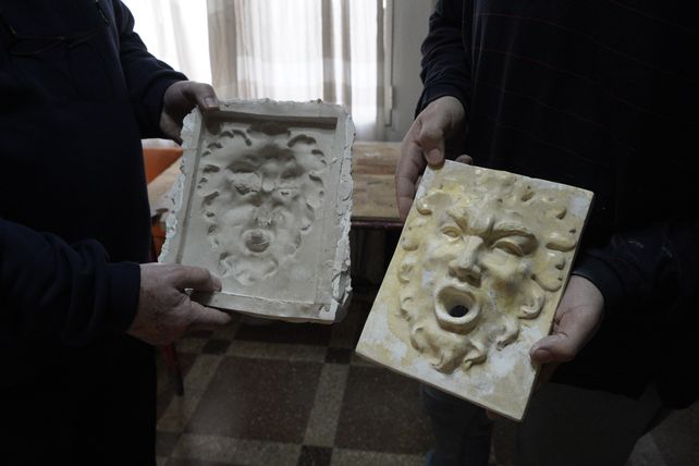 Moldes de yeso de una ornamento de una fuentes con la cara de un león.&nbsp;