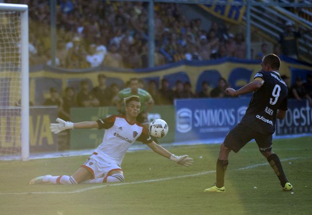 Marco Ruben define con categoría en el triunfo de Central por 2 a 0 en 2016. El otro gol fue de Larrondo.