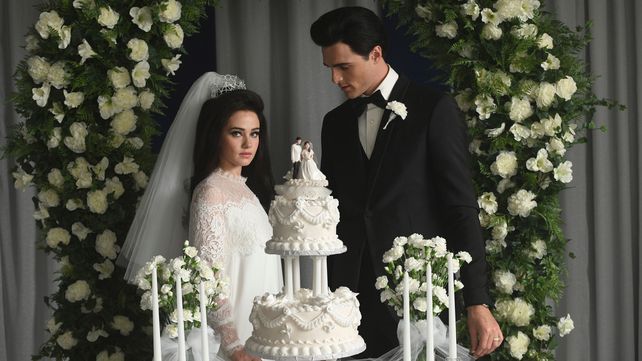 Cailee Spaeny y Jacob Elordi como Priscilla y Elvis Presley en una escena que recrea el día de su casamiento.