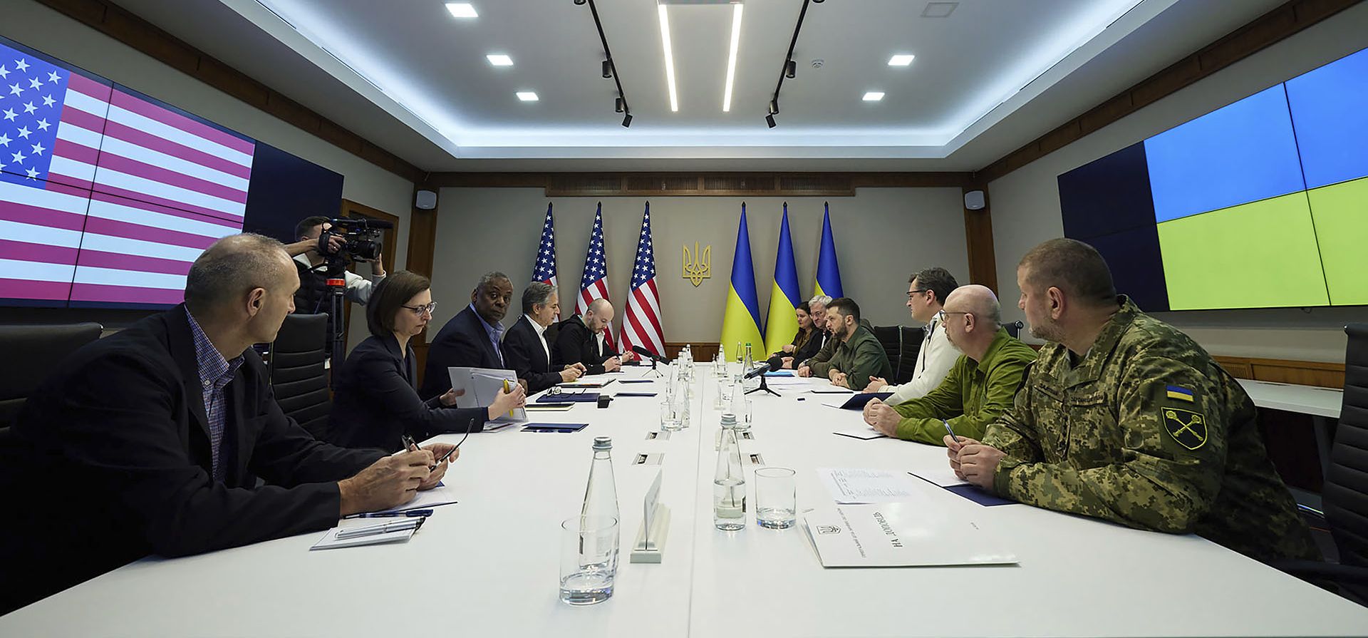 El Secretario de Defensa de EE. UU. Lloyd Austin, tercero desde la izquierda, y el Secretario de Estado Antony Blinken, cuarto desde la izquierda, asisten a su reunión con el presidente ucraniano Volodymyr Zelenskyy, en Kiev, Ucrania.