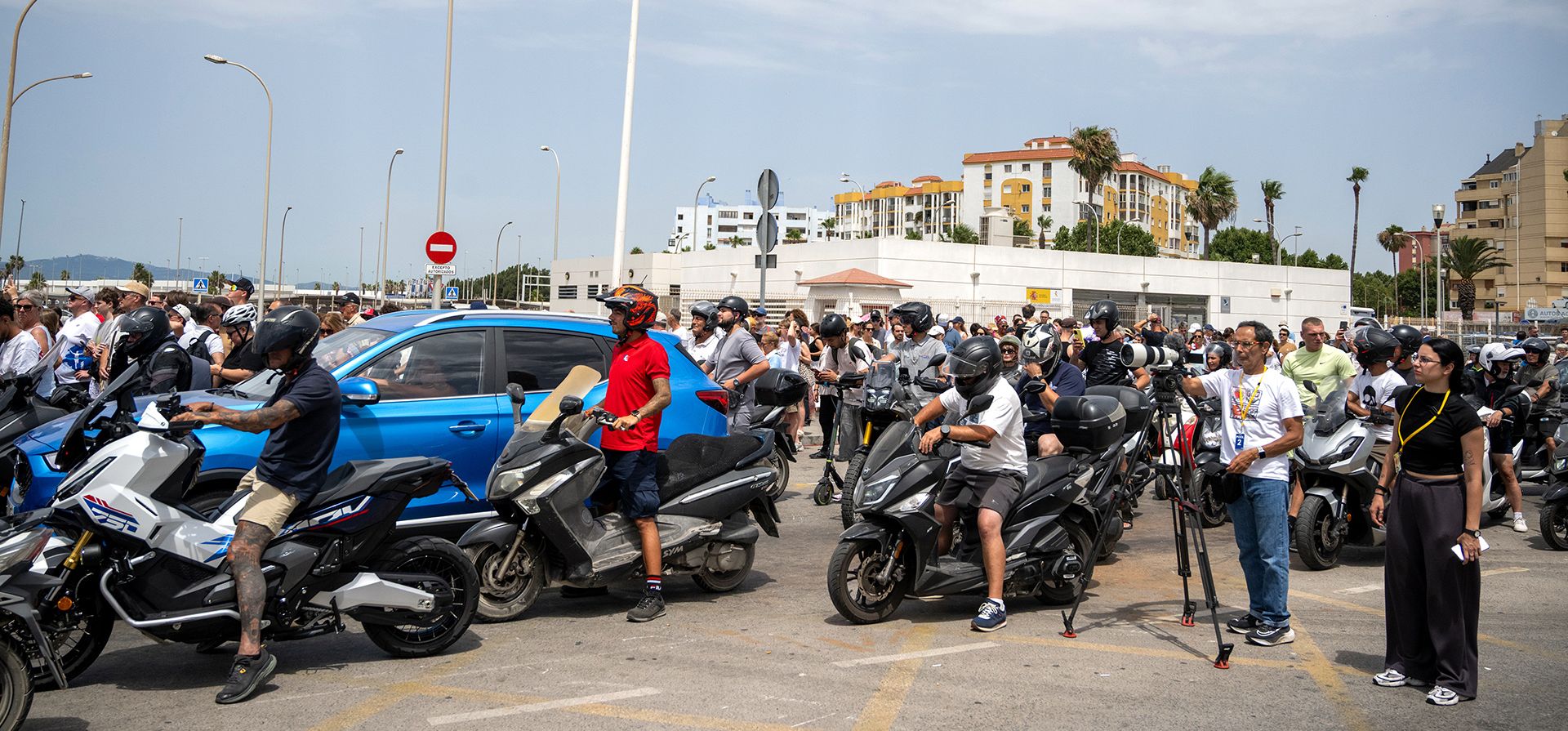 Automovilistas y motoristas cruzan la frontera entre Gibraltar y España en el primer día de libre circulación sin pasaporte bajo un nuevo tratado UE-Reino Unido en La Línea de la Concepción, España, el miércoles 15 de julio de 2026. (Foto AP/Marcos Moreno) Automovilistas y motoristas cruzan la frontera entre Gibraltar y España en el primer día de libre circulación sin pasaporte bajo un nuevo tratado UE-Reino Unido en La Línea de la Concepción, España, el miércoles 15 de julio de 2026. (Foto AP/Marcos Moreno)