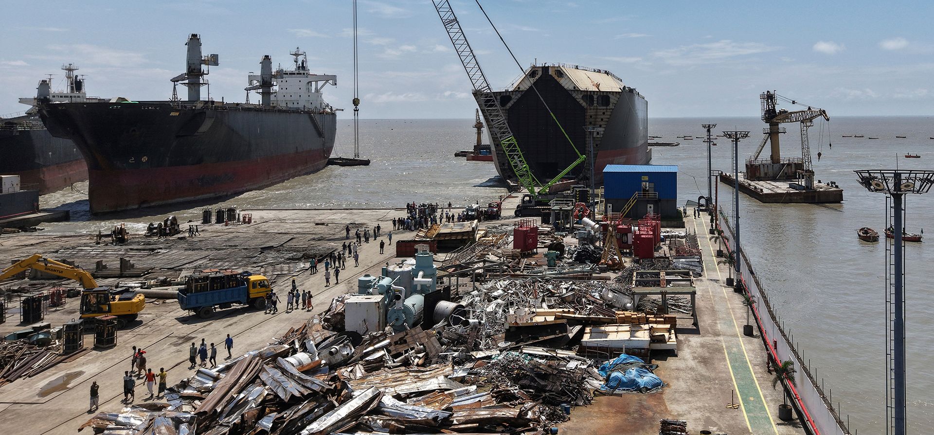 Vista del astillero de desguace tras una presunta fuga de gas durante el desmantelamiento de un buque fuera de servicio en la zona de Sitakunda, en Chattogram, Bangladesh, el viernes 14 de agosto de 2026. (Foto AP) Vista del astillero de desguace tras una presunta fuga de gas durante el desmantelamiento de un buque fuera de servicio en la zona de Sitakunda, en Chattogram, Bangladesh, el viernes 14 de agosto de 2026. (Foto AP)