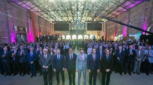 Con críticas al centralismo