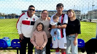 El papá, la mamá y los hermanos de Facundo apoyando al pibe que logró el sueño de jugar en la primera de Newells.&nbsp;