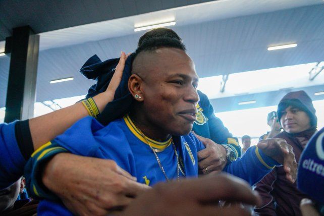 Jaminton Campaz fue muy ovacionado por los hinchas de Central que estaba apostados en el aeropuerto.