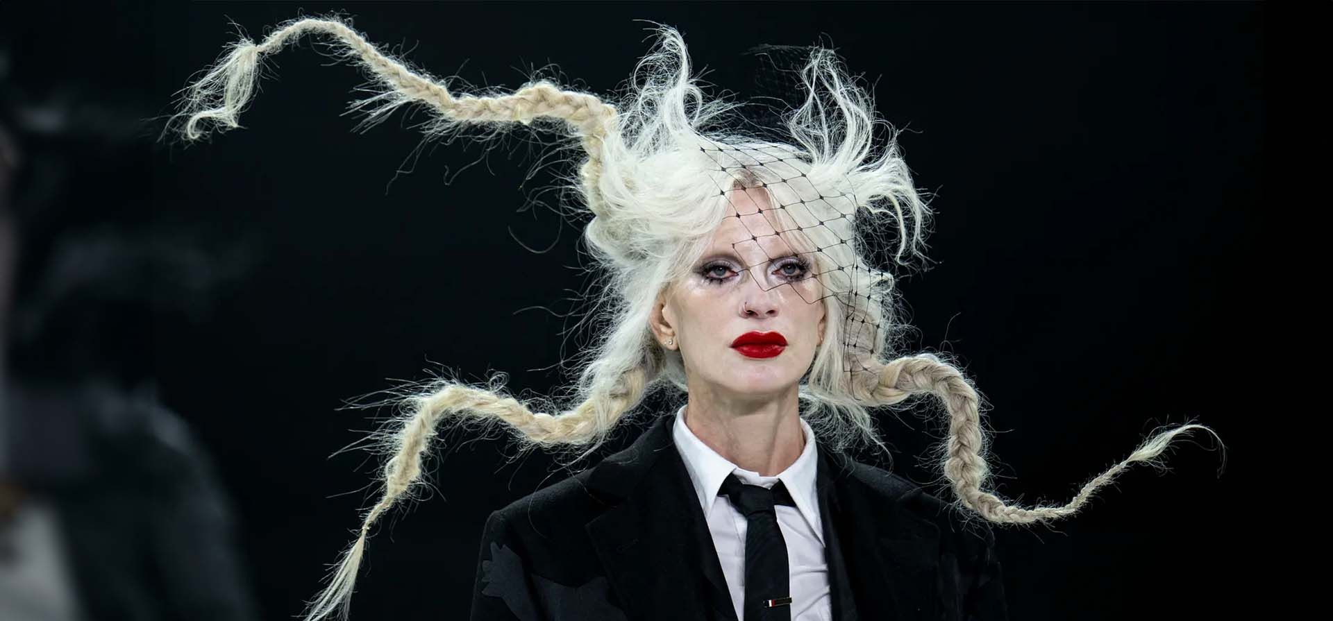Una modelo camina por la pasarela durante el desfile de otoño 2024 de Thom Browne en la semana de la moda de Nueva York, Nueva York, Estados Unidos. Fotografía: Angela Weiss/AFP/Getty Una modelo camina por la pasarela durante el desfile de otoño 2024 de Thom Browne en la semana de la moda de Nueva York, Nueva York, Estados Unidos. Fotografía: Angela Weiss/AFP/Getty