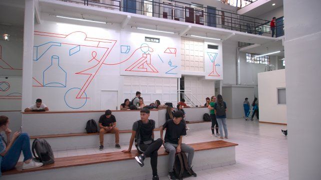 UAI Rosario: alumnos en el espacio común de la sede Lagos.&nbsp;