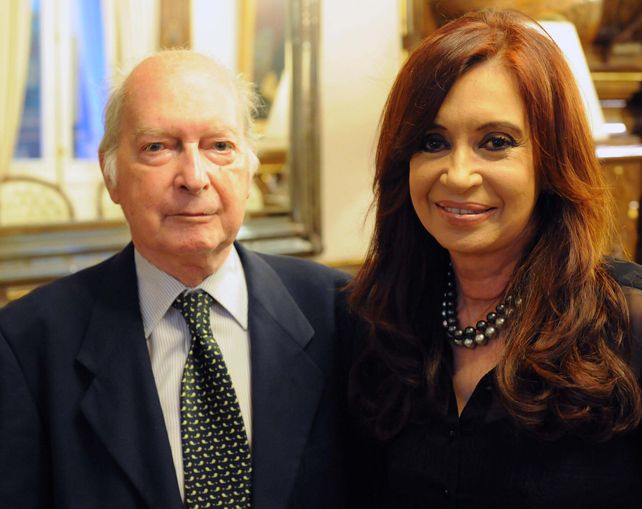 Cristina Fernández y Augusto Rattenbach, hijo de Benjamín autor del Informe sobre la guerra de Malvinas en la presentación de la desclasificación. Febrero 2012