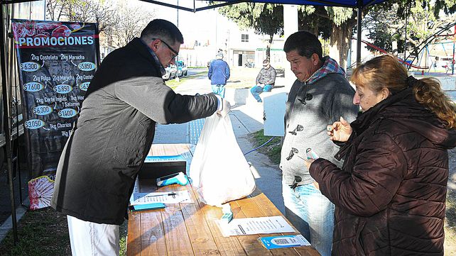 Vecinos adquirieron carnes de cerdo en la edición especial de la Feria en tu Barrio