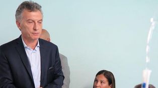 El desafortunado chiste de Macri al policía que lucha por no perder su ojo