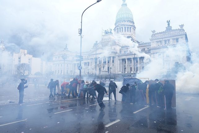 Las fuerzas de seguridad lanzaron gases lacrimógenos en la marcha universitaria. &nbsp;
