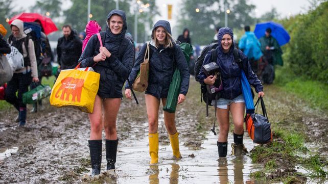 Glastonbury, el mítico festival británico se celebra bajo la lluvia y el barro