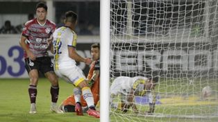 Ojeda y Toselli, en el piso, miran como Almada sale a festejar el gol canalla.