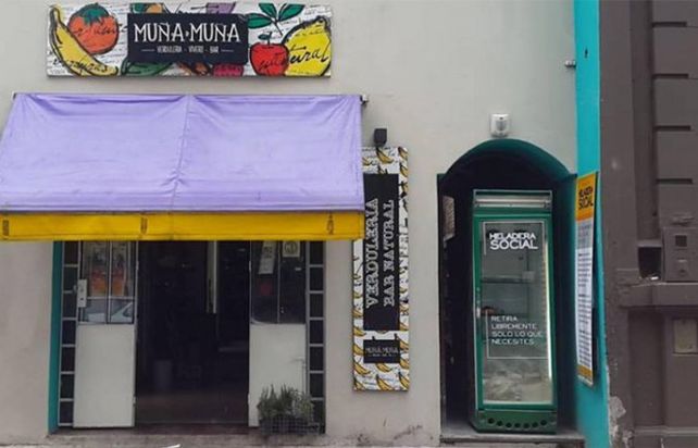 Crearon una heladera social para que las personas en situación de calle retiren lo que necesiten
